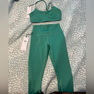 Alo Yoga airlift set in Lettuce